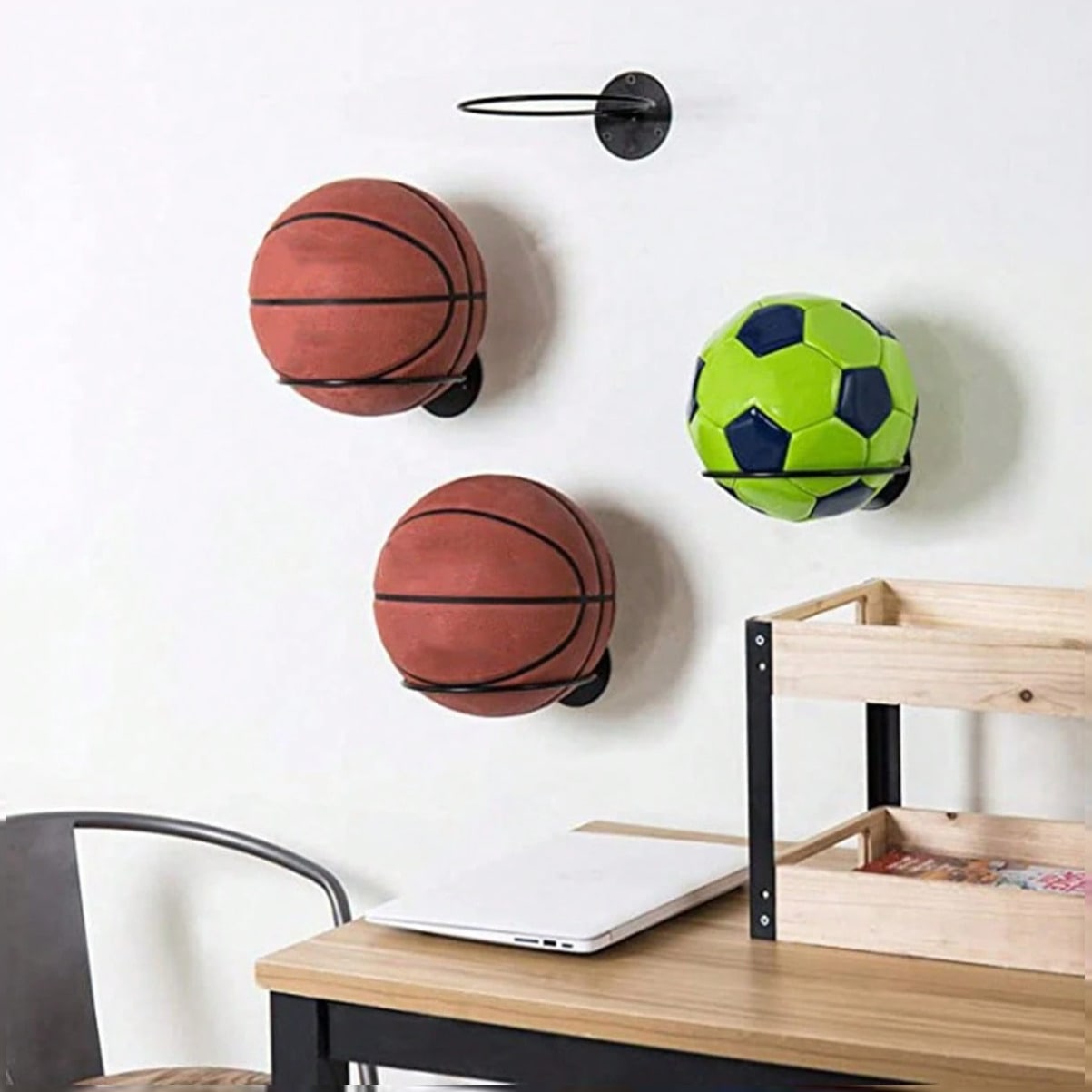 Home Gym Furniture - ขาตั้งโชว์ลูกบาสเก็ตบอลติดผนังประหยัดพื้นที่สำหรับห้องออกกำลังกายที่บ้าน โรงรถ ห้องเล่นเกม - อุปกรณ์จัดเก็บที่ทนทานสำหรับแฟนบาสเก็ตบอล ติดตั้งง่าย